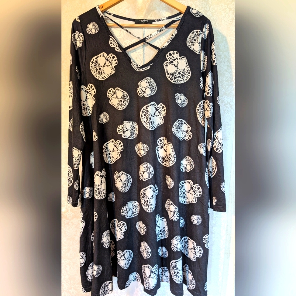 Zeagoo Black & White Skull Dress Sz.‎ Medium